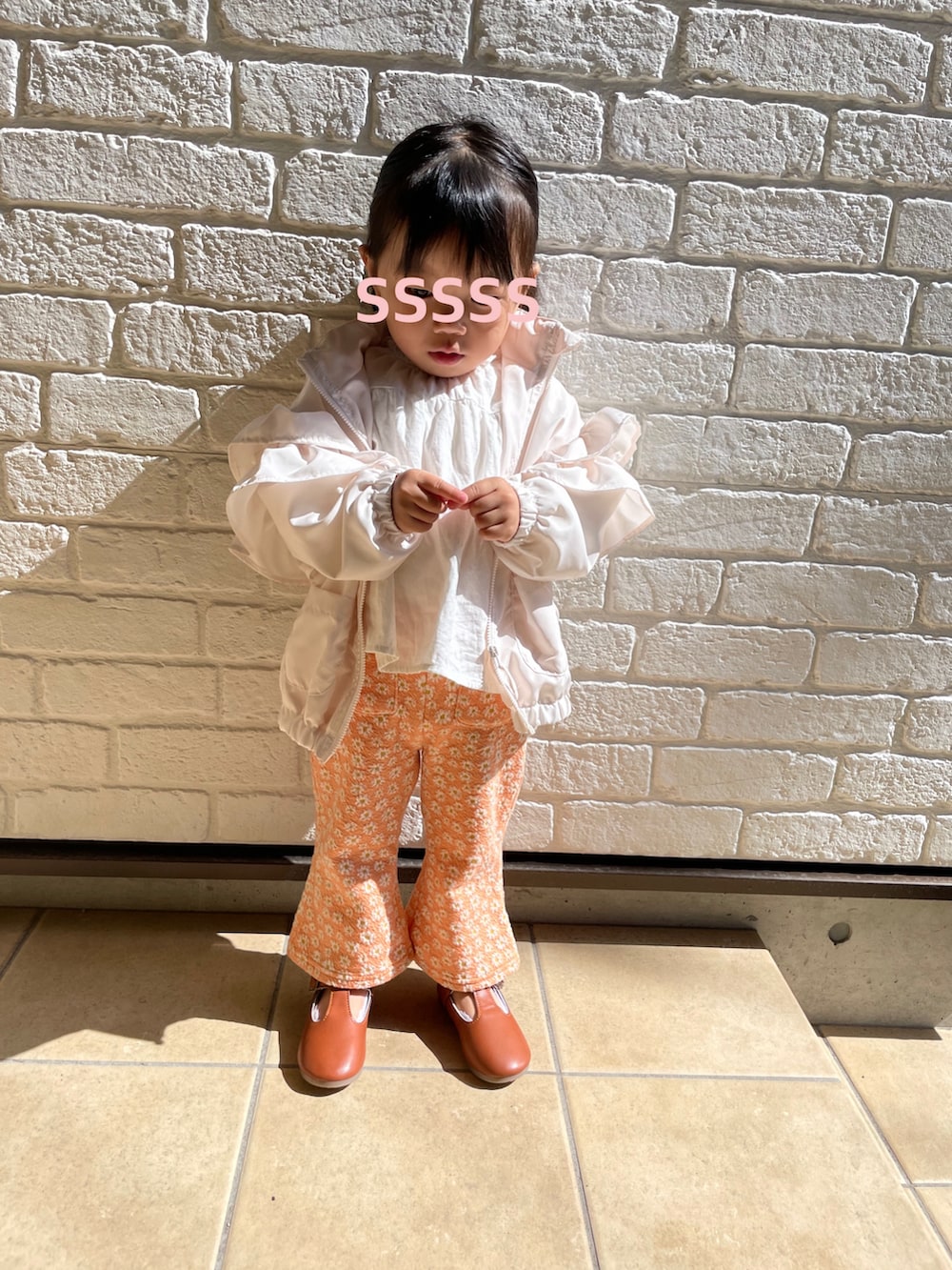 「女の子、キッズコーデ、キッズファッション、2歳、プチプラ、柄パンツ、春コーデ、カラーコーデ、おしゃれさんと繋がりたい」｜「Birthdayのアイテム（トップス、ホワイト系）」を使った、ms.0202さん（キッズ・90cm）の春コーディネートの2枚目の写真