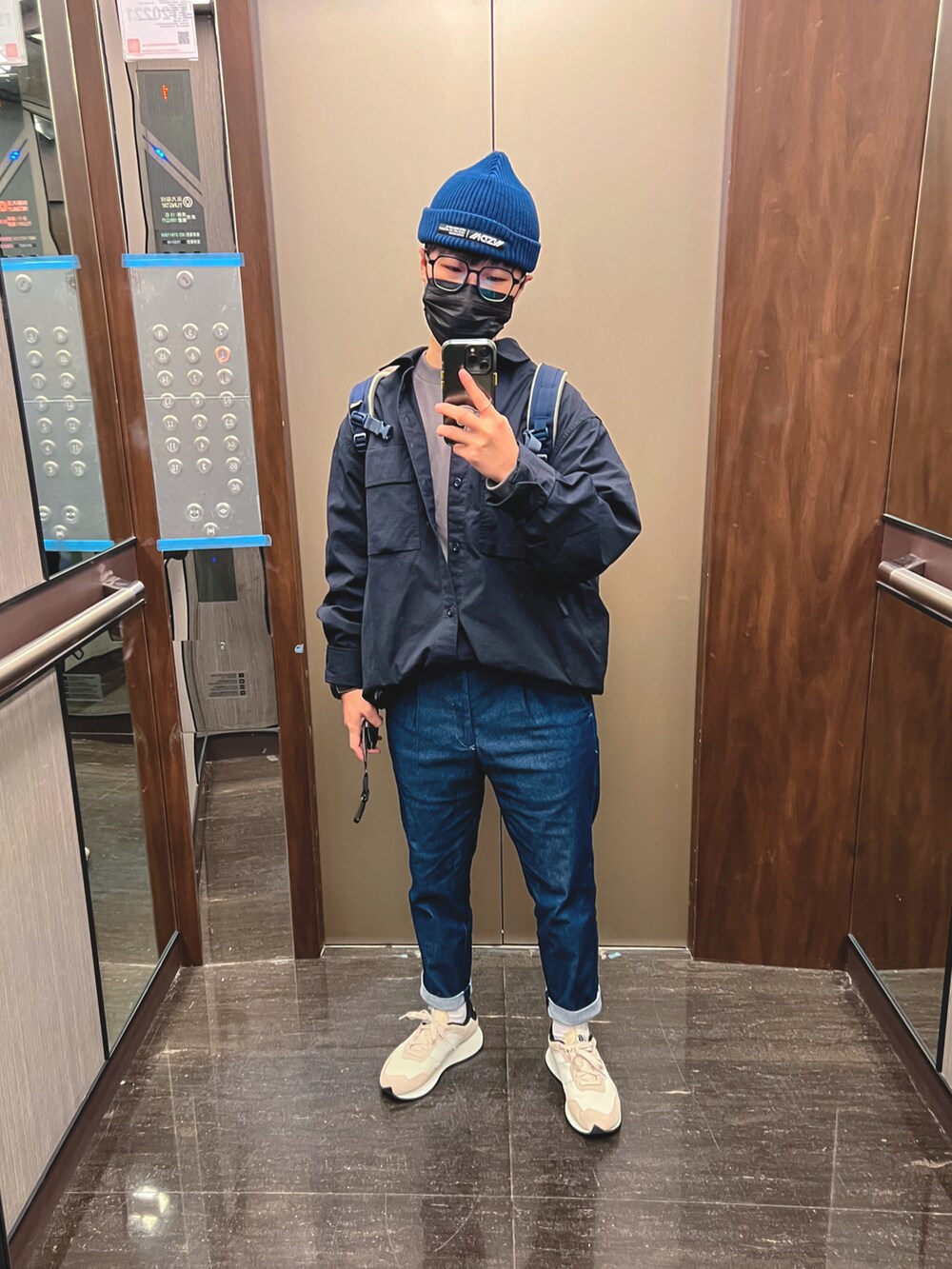 ブルー系のジャケット/アウター、ブラック系のバックパック/リュック、ブルー系のパンツを着用したメンズの冬コーディネートの2枚目の写真