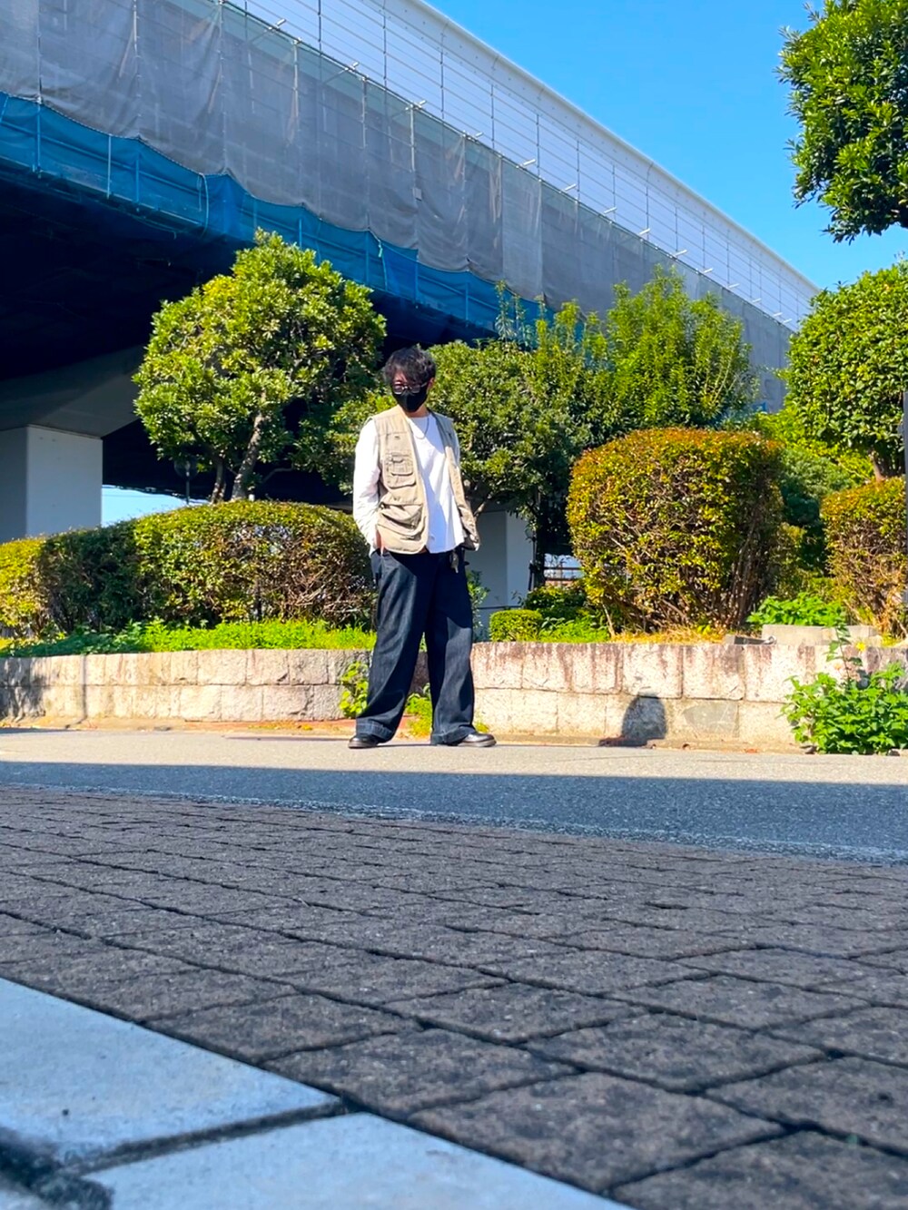 ホワイト系のTシャツ/カットソー、ベージュ系のその他アウター、ブルー系のデニムパンツを着用したメンズの秋コーディネートの2枚目の写真