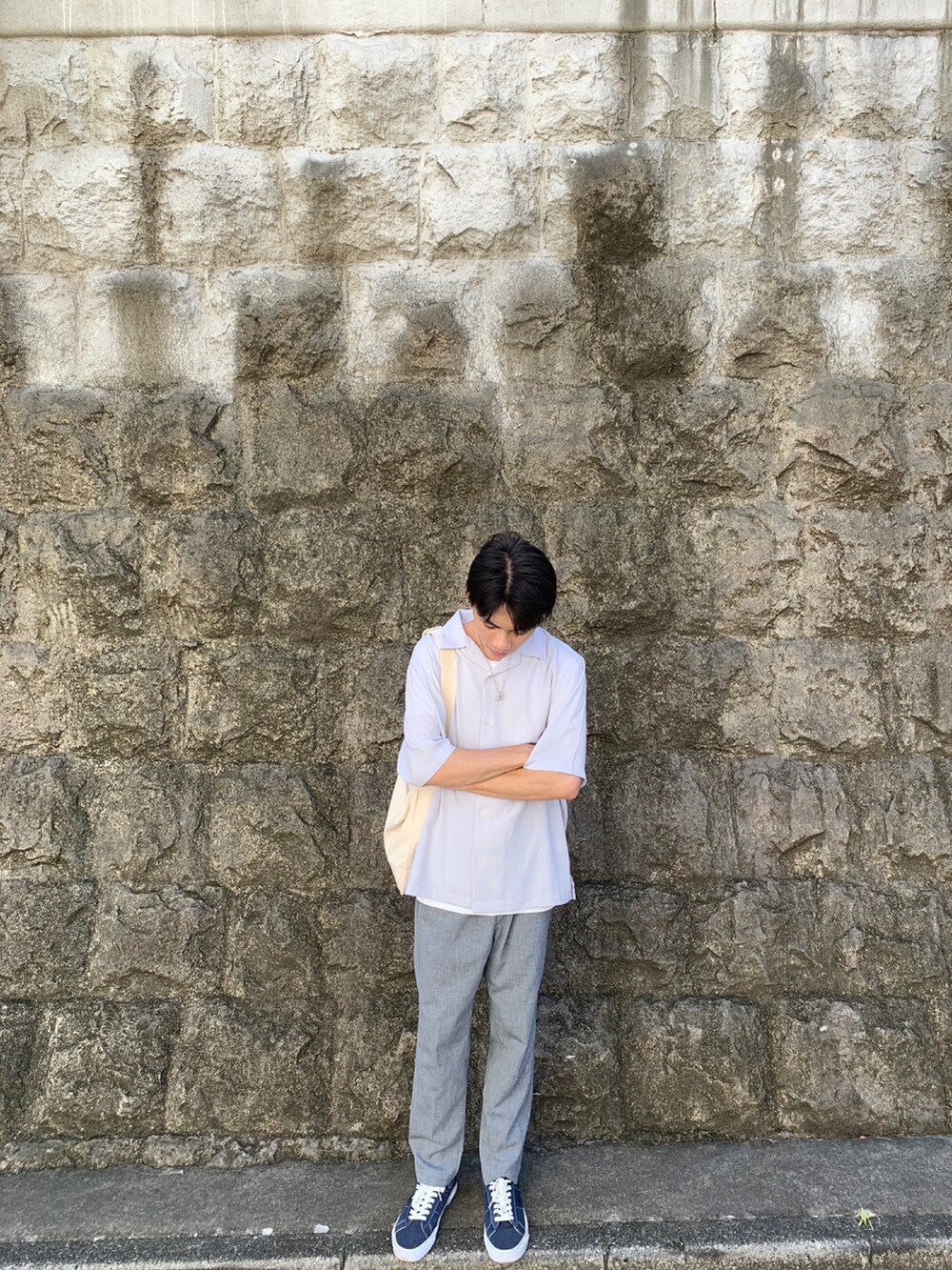 グレー系のパンツ、ブルー系のシャツ/ブラウス、ブラック系のスニーカーを着用したメンズの秋コーディネートの2枚目の写真