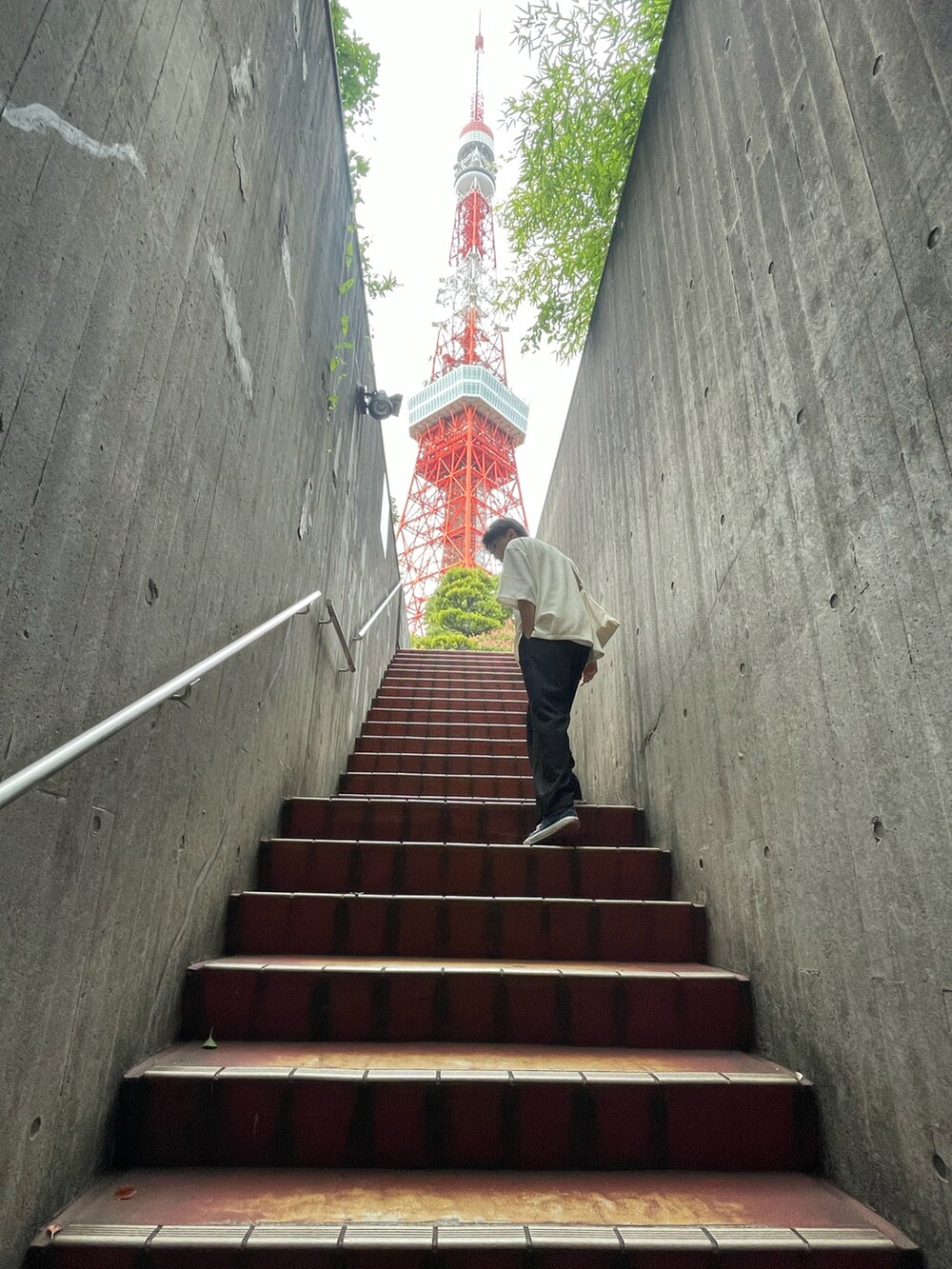 ブラック系のスラックス、ホワイト系のシャツ/ブラウスを着用したメンズの秋コーディネートの3枚目の写真