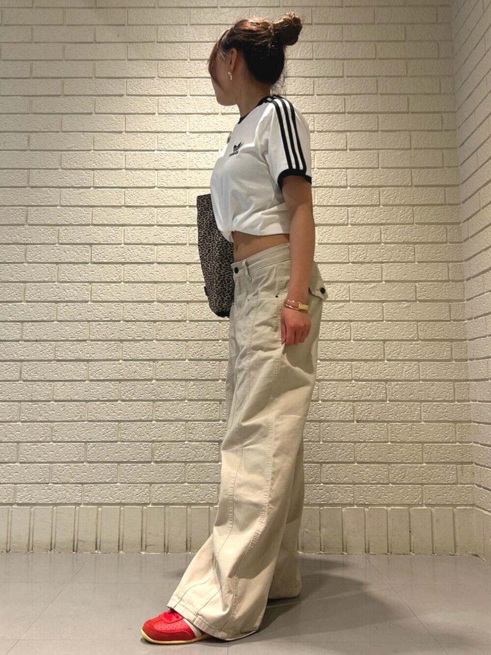 ホワイト系のTシャツ/カットソー、レッド系のスニーカーを着用したレディースの夏コーディネートの2枚目の写真