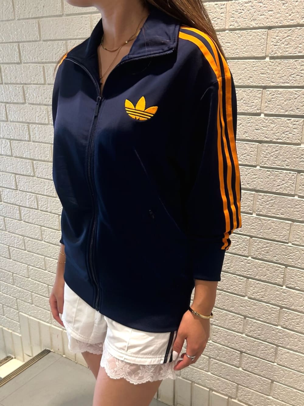 ホワイト系のその他パンツ、ホワイト系のスニーカー、ブルー系のトップスを着用したレディースの夏コーディネートの3枚目の写真