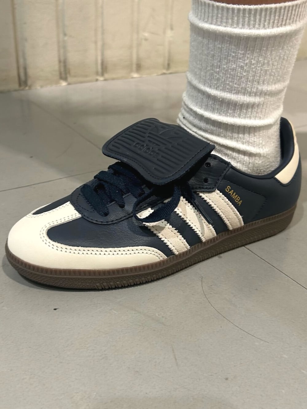 ブルー系のスニーカー、ブルー系のブルゾンを着用したレディースの秋コーディネートの4枚目の写真