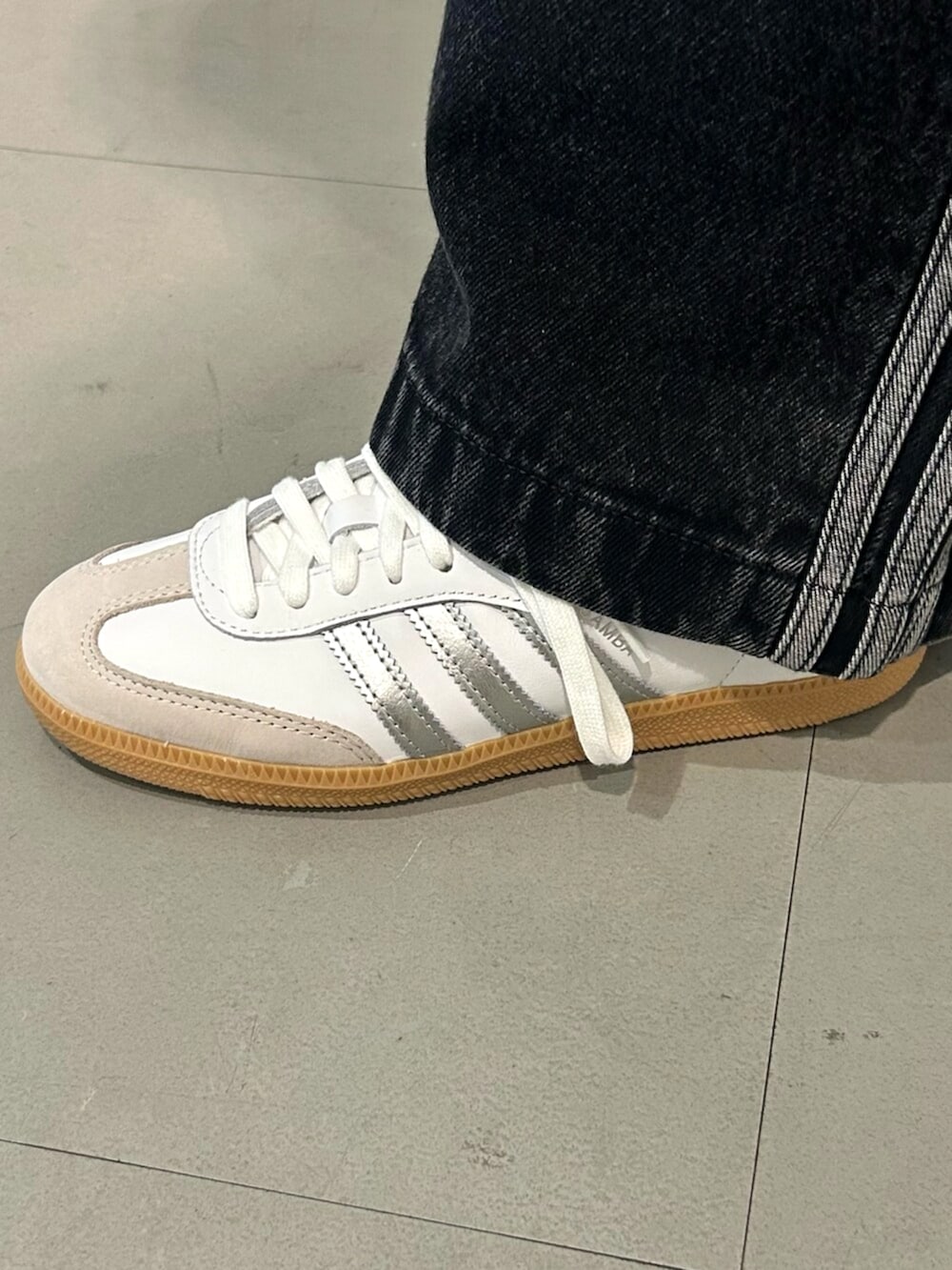 ブルー系のTシャツ/カットソー、ブラック系のデニムパンツ、ホワイト系のスニーカーを着用したレディースの夏コーディネートの4枚目の写真