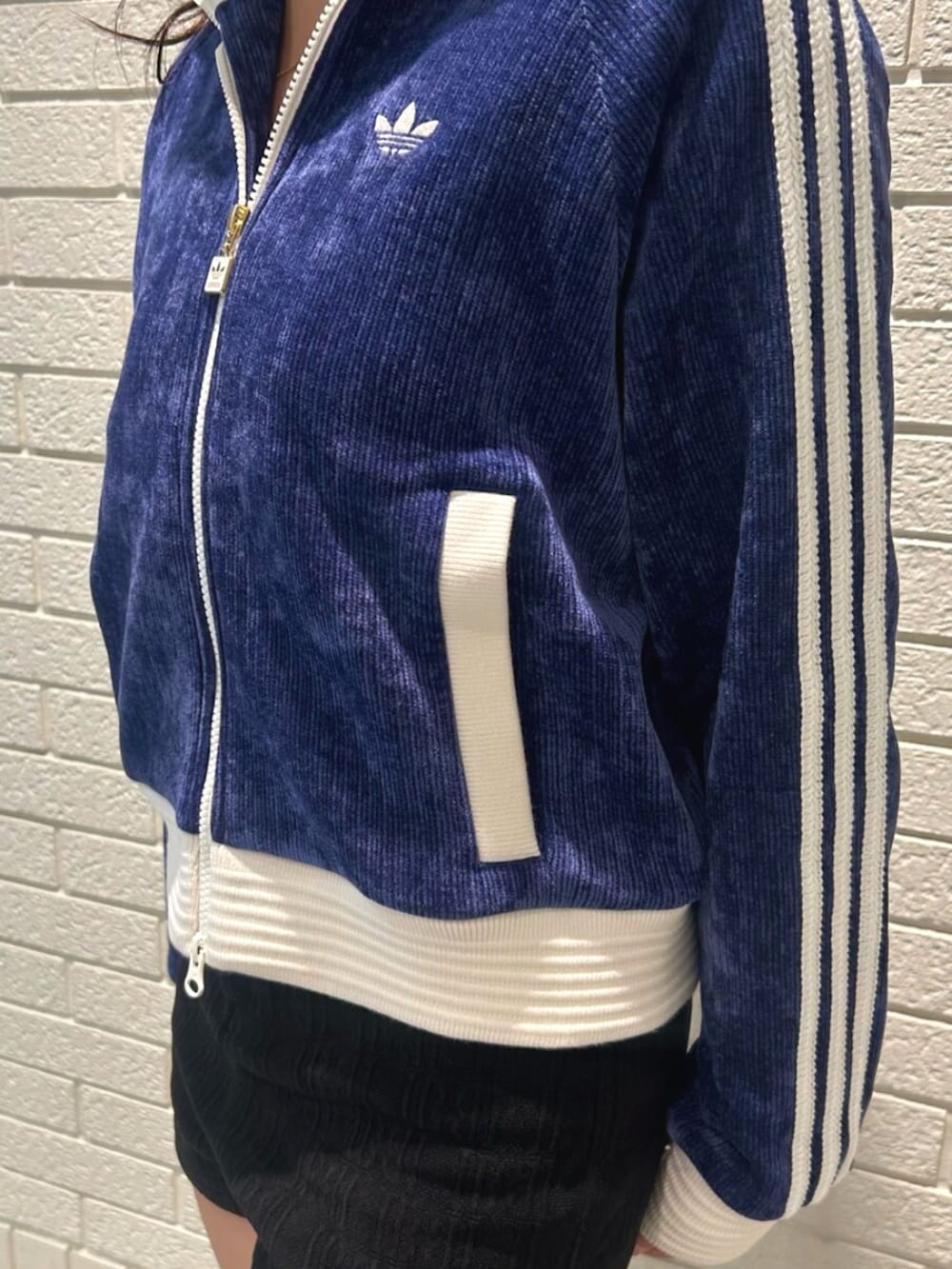 ブルー系のスニーカー、ブルー系のブルゾンを着用したレディースの秋コーディネートの3枚目の写真