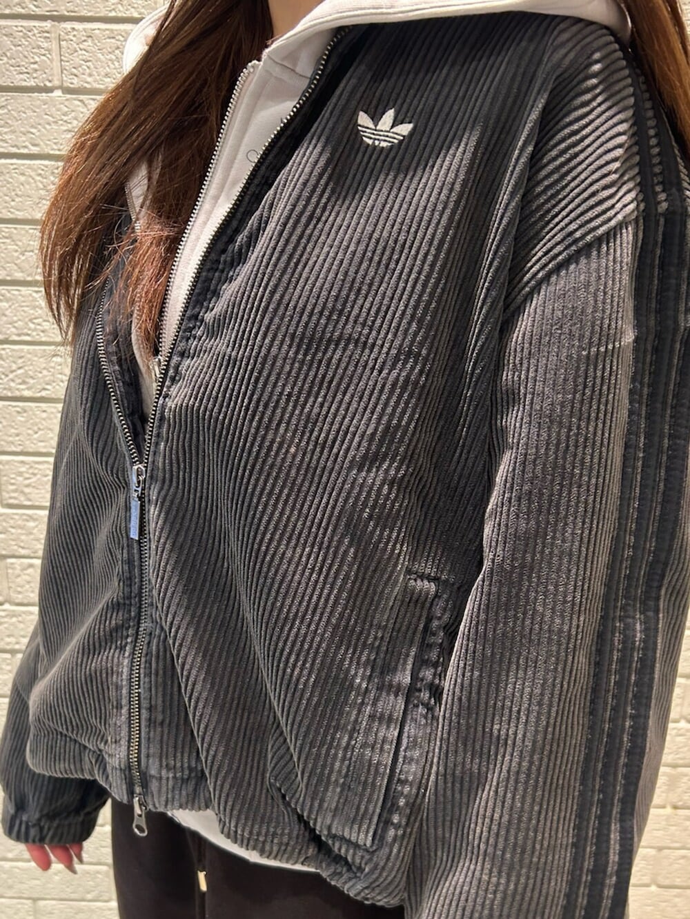 ホワイト系のシューズ、ブラック系のトップスを着用したレディースの冬コーディネートの3枚目の写真