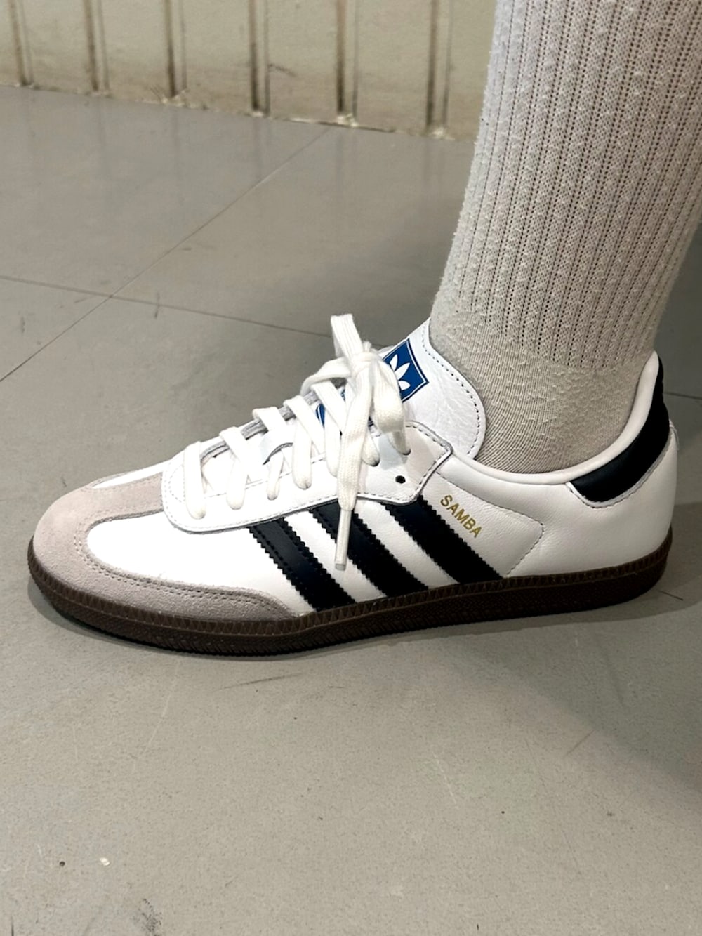 ブラック系のスウェット、ベージュ系のスカート、ブラック系のショルダーバッグを着用したレディースの夏コーディネートの4枚目の写真