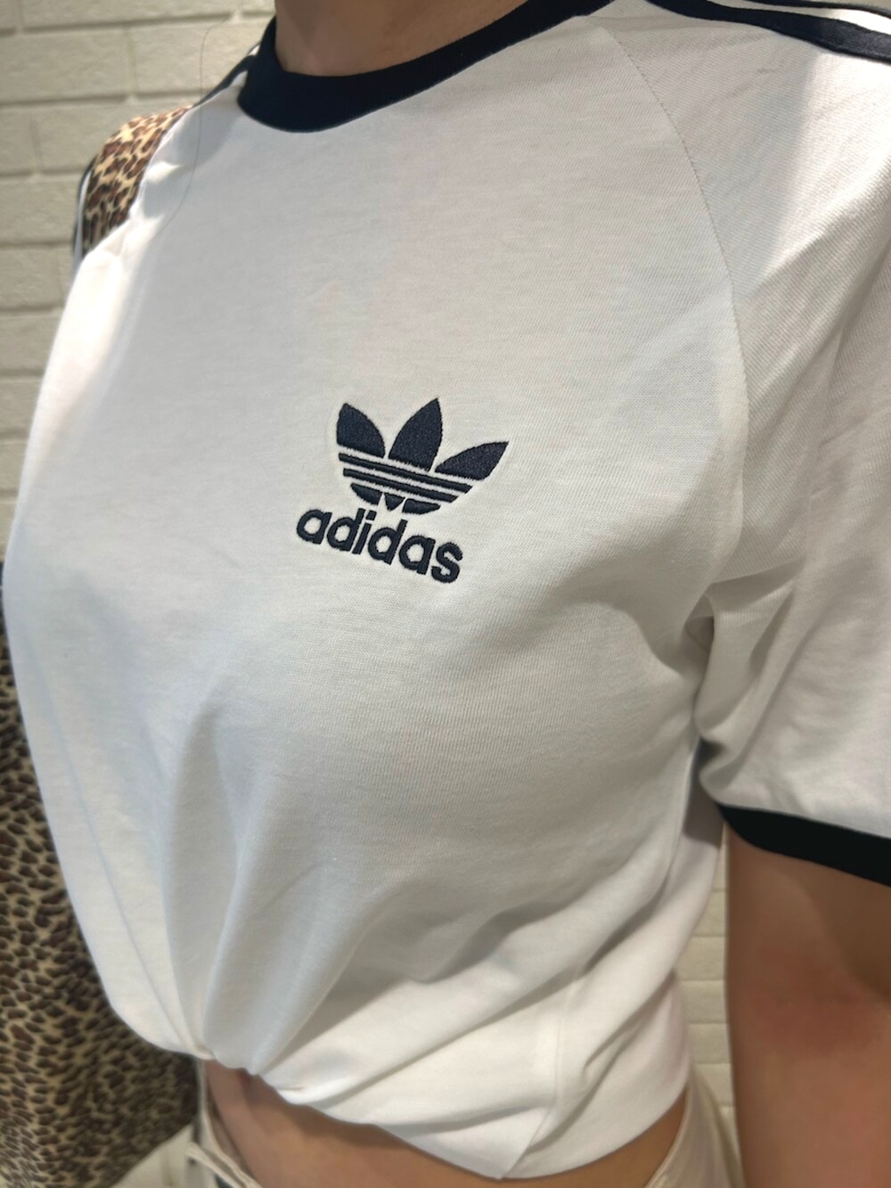 ホワイト系のTシャツ/カットソー、レッド系のスニーカーを着用したレディースの夏コーディネートの3枚目の写真