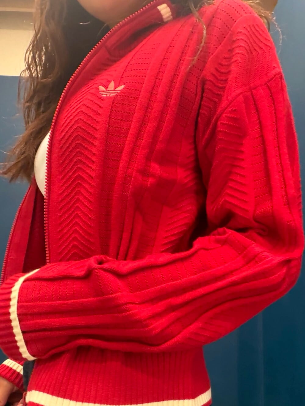 ホワイト系のタンクトップ、ブルー系のその他パンツ、レッド系のジャージを着用したレディースの秋コーディネートの2枚目の写真