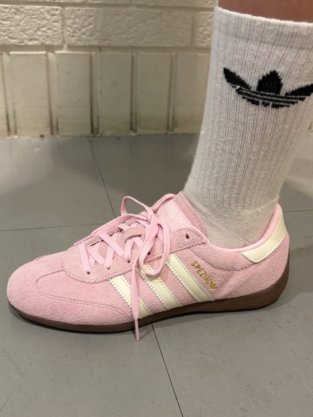 ホワイト系のその他パンツ、ピンク系のスニーカーを着用したレディースの春コーディネートの4枚目の写真