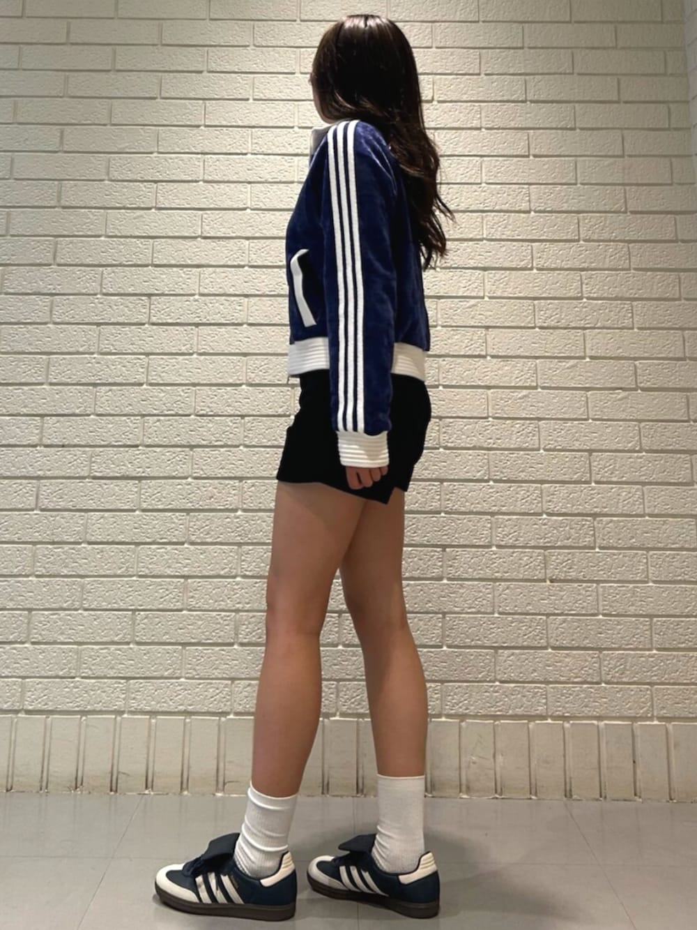 ブルー系のスニーカー、ブルー系のブルゾンを着用したレディースの秋コーディネートの2枚目の写真