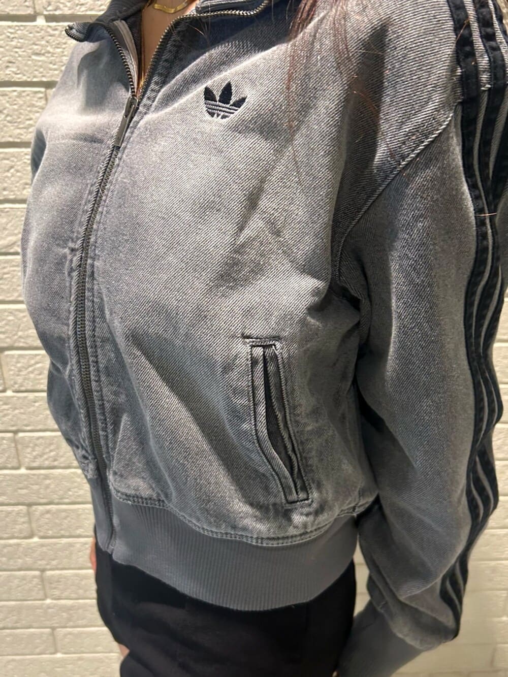 ブラック系のシューズ、グレー系のデニムジャケットを着用したレディースの秋コーディネートの2枚目の写真