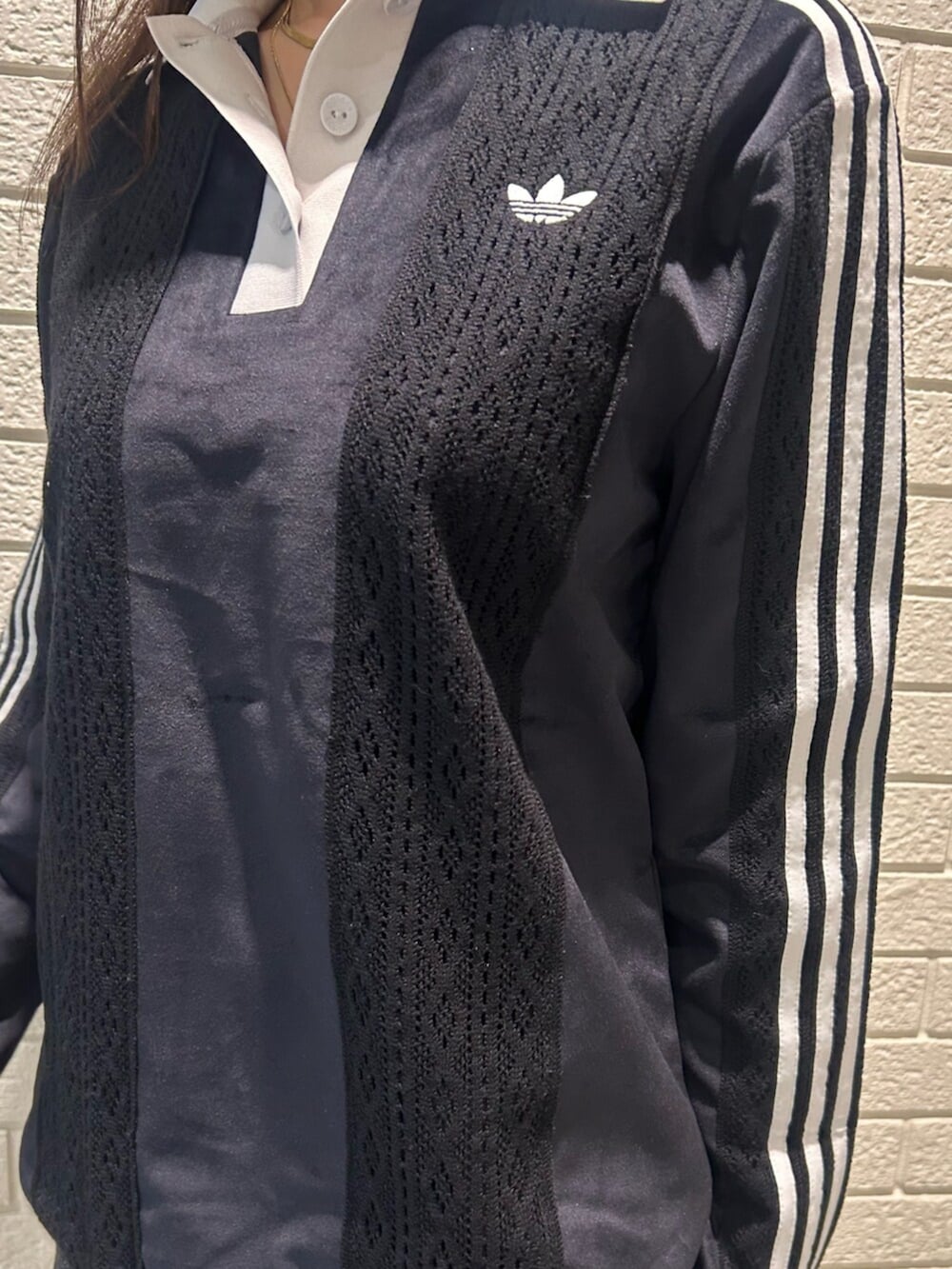 ホワイト系のシューズ、ブラック系のスカート、ブラック系のTシャツ/カットソーを着用したレディースの秋コーディネートの2枚目の写真