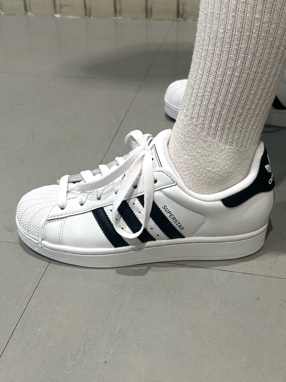 ベージュ系のその他パンツ、ホワイト系のスニーカーを着用したレディースの夏コーディネートの4枚目の写真