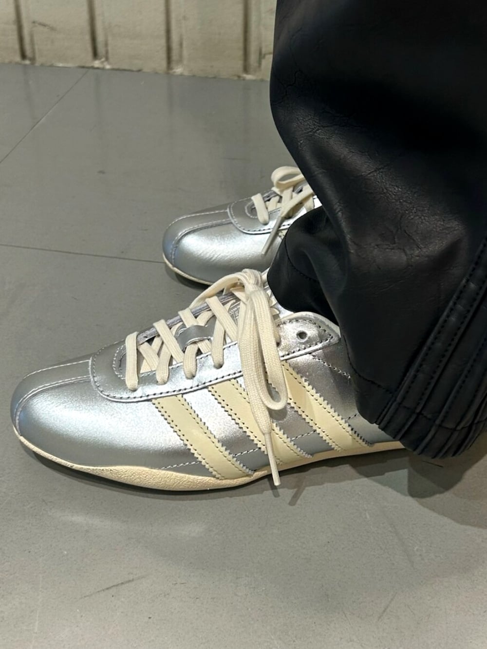 ブラック系のジャージ、シルバー系のスニーカー、ブラック系のその他パンツを着用したレディースの秋コーディネートの4枚目の写真