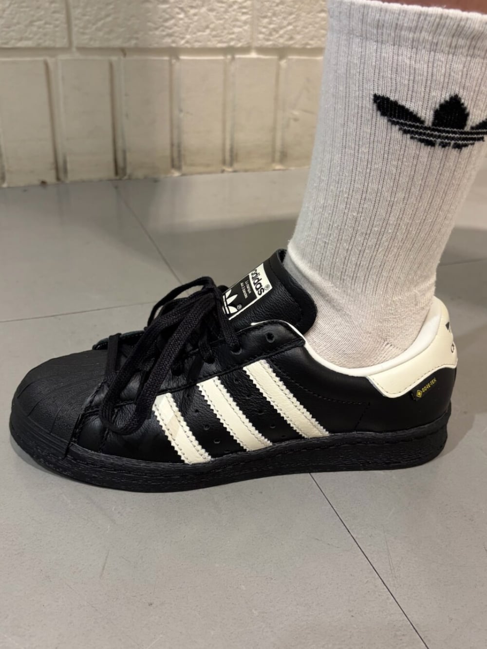 ブラック系のシューズ、ブルー系のデニムジャケット、ブラック系のスカートを着用したレディースの春コーディネートの4枚目の写真