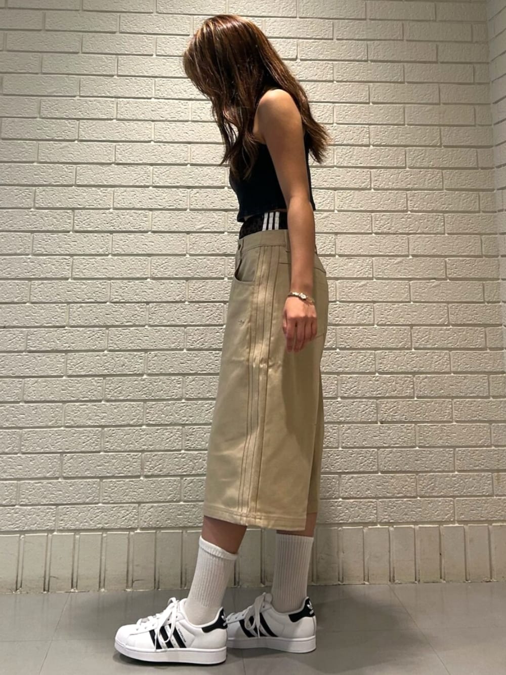 ベージュ系のその他パンツ、ホワイト系のスニーカーを着用したレディースの夏コーディネートの2枚目の写真