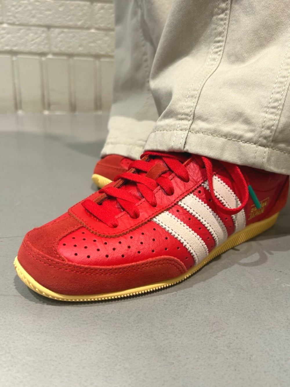 ホワイト系のTシャツ/カットソー、レッド系のスニーカーを着用したレディースの夏コーディネートの4枚目の写真