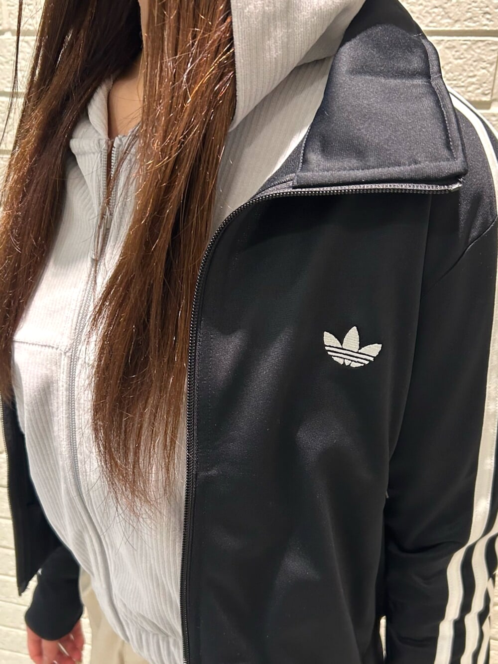 ベージュ系のその他パンツ、ブラック系のジャージ、ホワイト系のスニーカーを着用したレディースの冬コーディネートの3枚目の写真