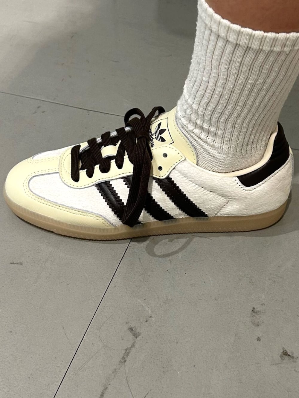 ベージュ系のジャージ、ホワイト系のスニーカーを着用したレディースの秋コーディネートの4枚目の写真