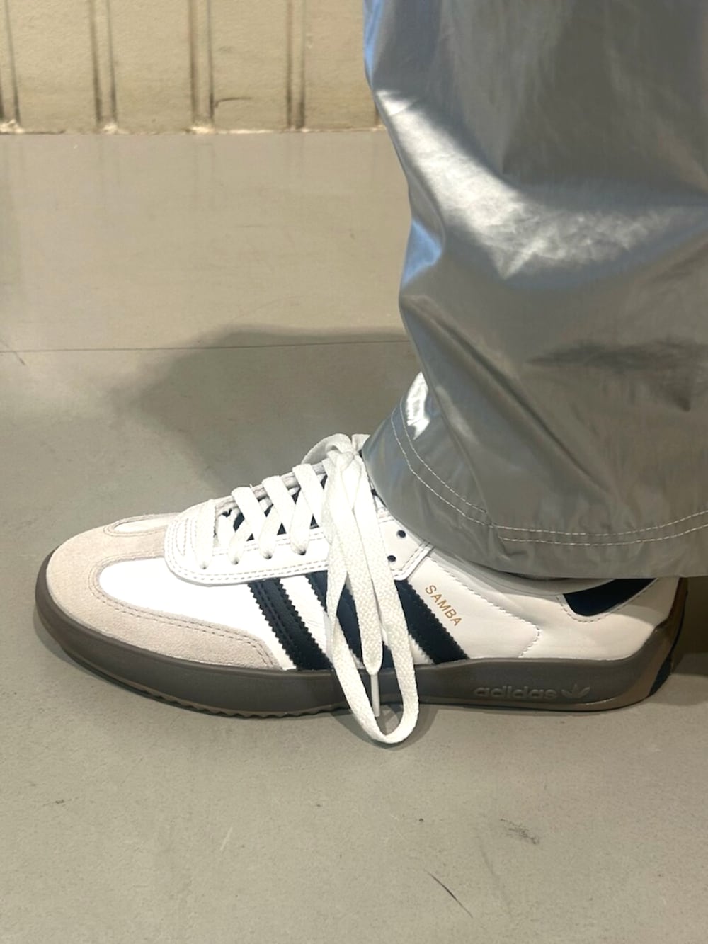 ブラック系のTシャツ/カットソー、シルバー系のスウェットパンツ、ホワイト系のシューズを着用したレディースの夏コーディネートの4枚目の写真