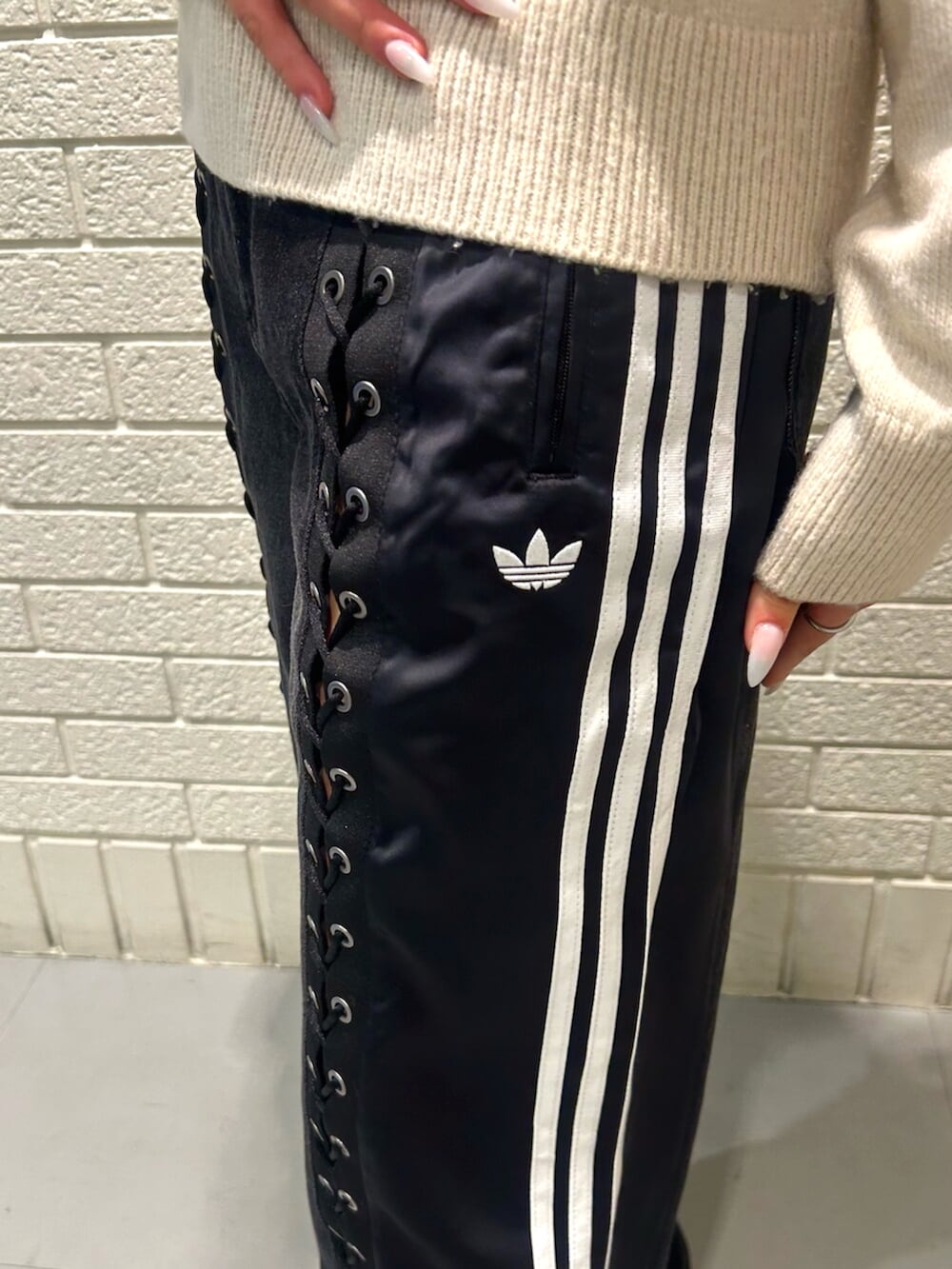 ホワイト系のスニーカー、ブラック系のその他パンツを着用したレディースの冬コーディネートの3枚目の写真