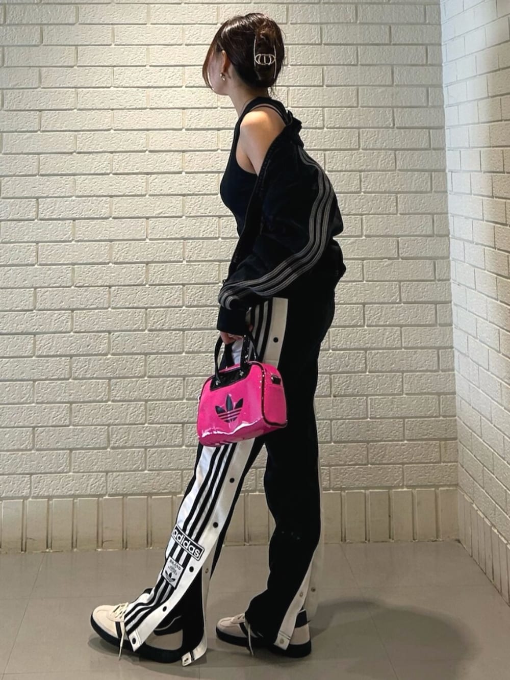 ブラック系のタンクトップ、ブラック系のデニムジャケット、ブラック系のその他パンツを着用したレディースの夏コーディネートの2枚目の写真