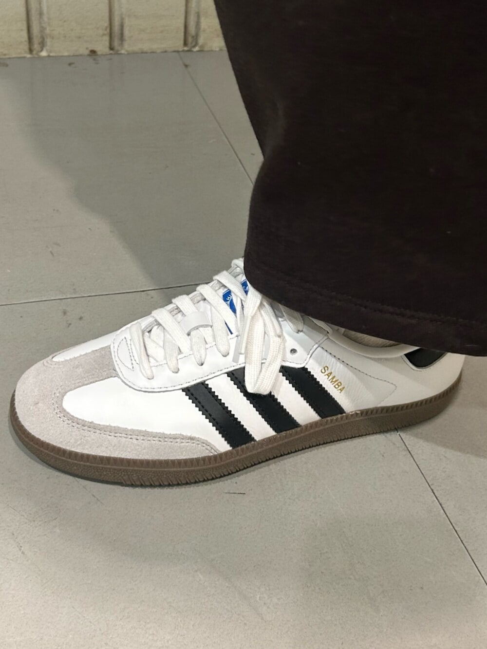 ホワイト系のシューズ、ブラック系のトップスを着用したレディースの冬コーディネートの4枚目の写真