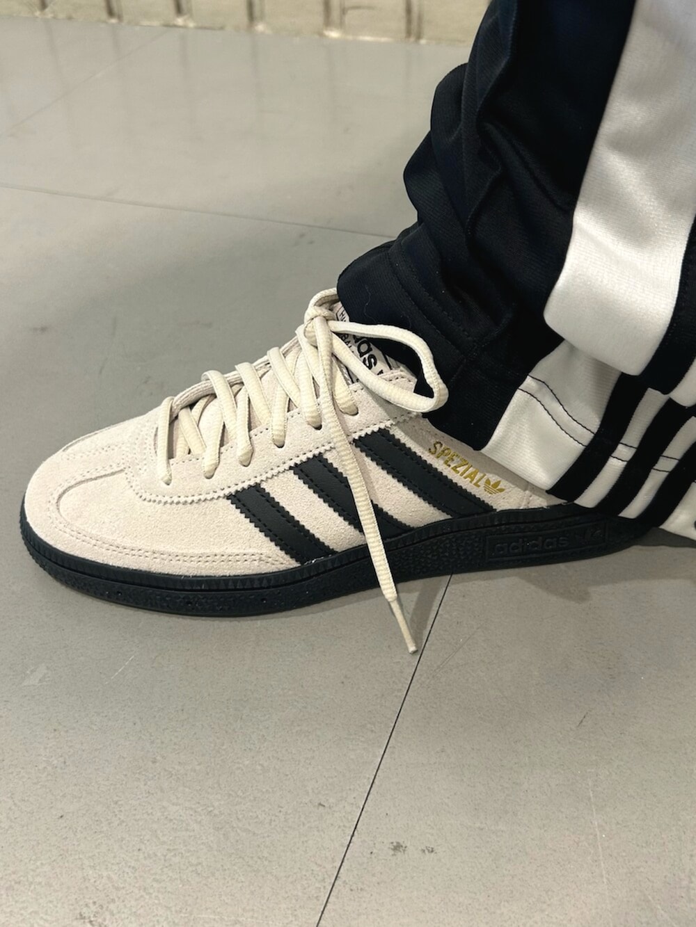 ブラック系のタンクトップ、ブラック系のデニムジャケット、ブラック系のその他パンツを着用したレディースの夏コーディネートの4枚目の写真