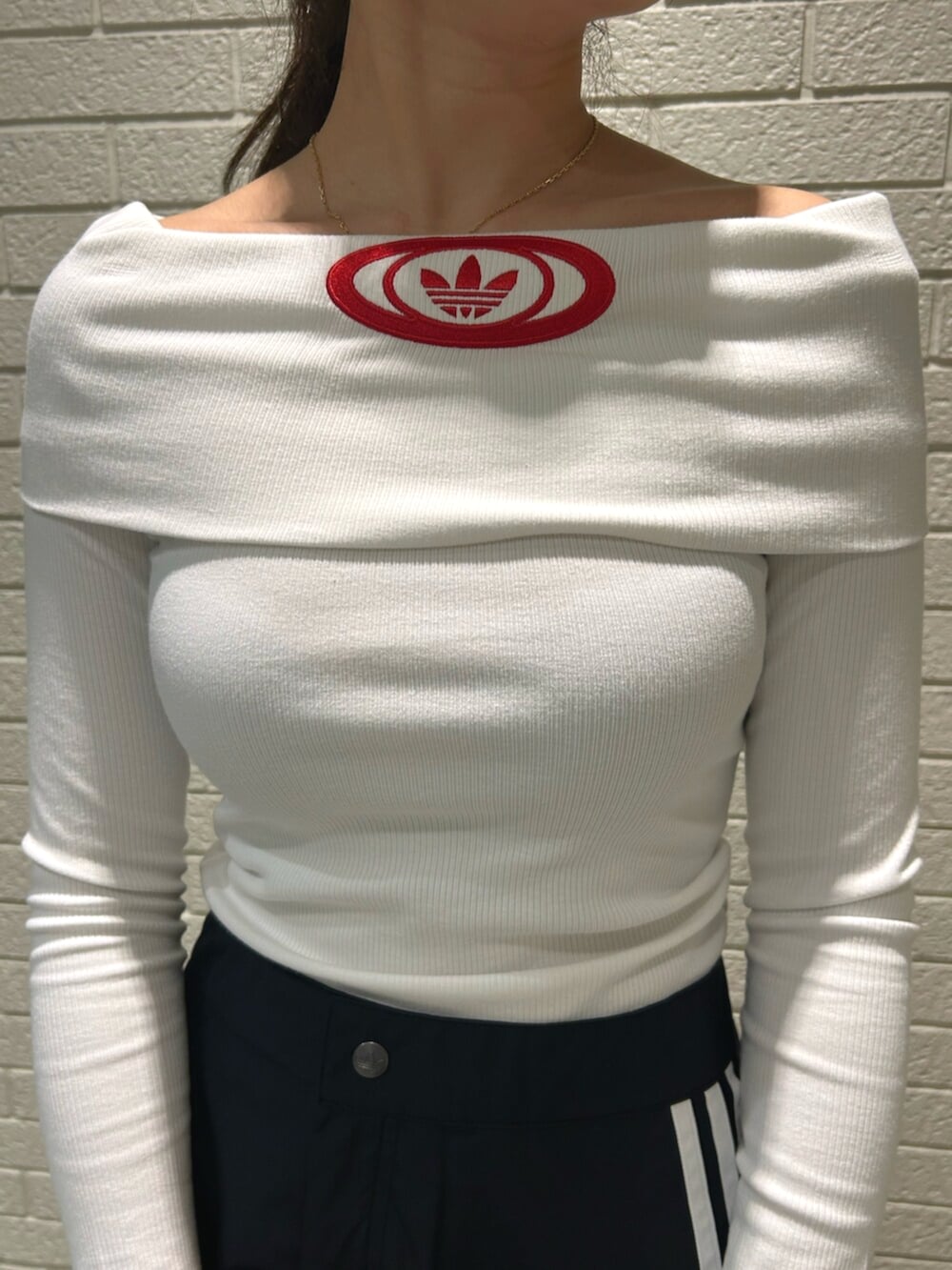 ホワイト系のTシャツ/カットソー、ブラック系のシューズ、ブラック系のショルダーバッグを着用したレディースの夏コーディネートの3枚目の写真