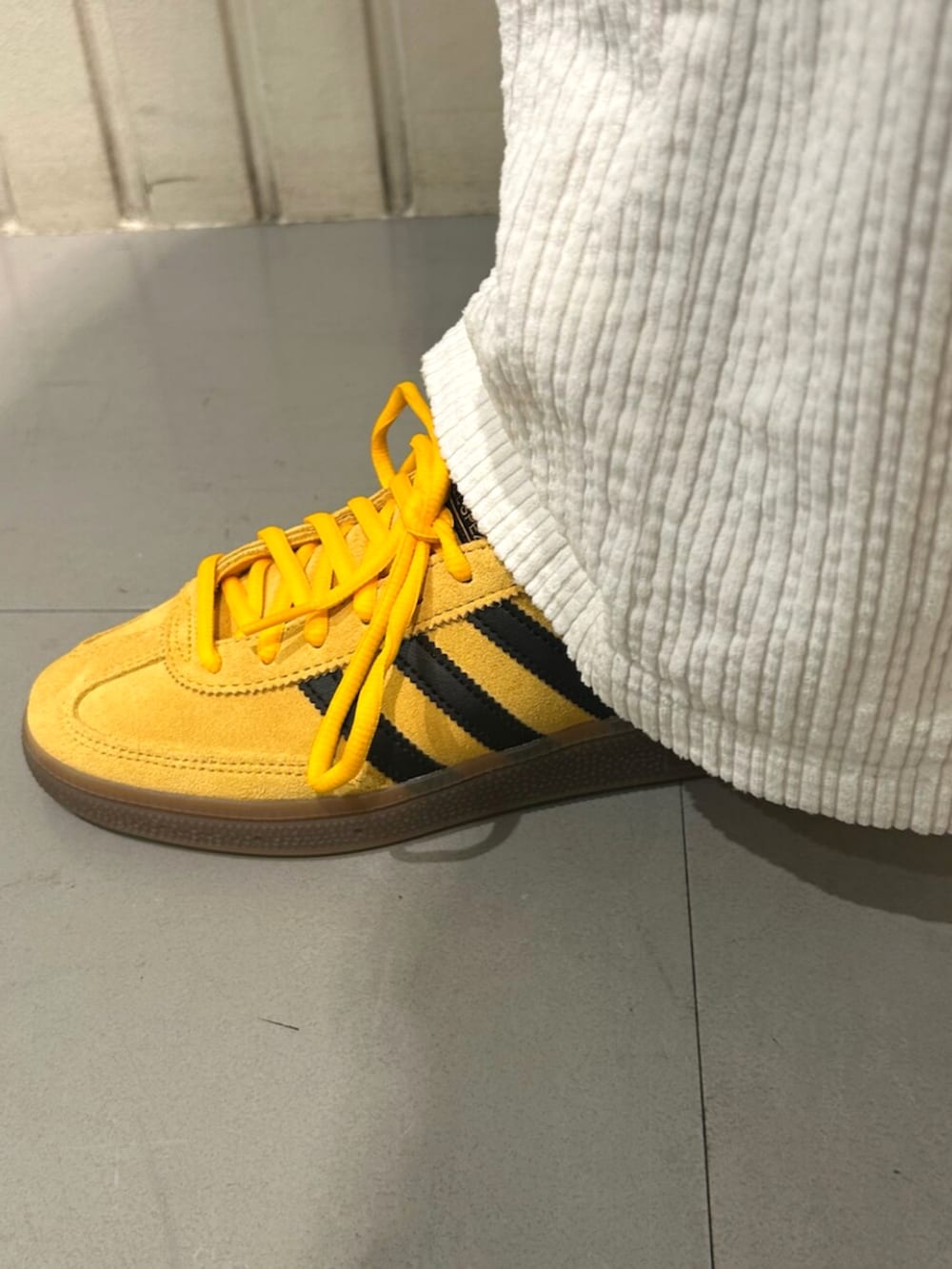 ブルー系のジャージ、イエロー系のスニーカーを着用したレディースの冬コーディネートの4枚目の写真