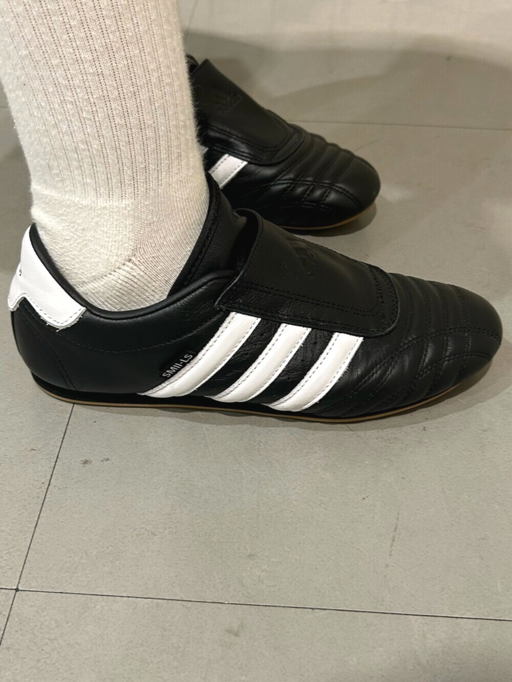 ホワイト系のTシャツ/カットソー、ブラック系のシューズ、ブラック系のショルダーバッグを着用したレディースの夏コーディネートの4枚目の写真