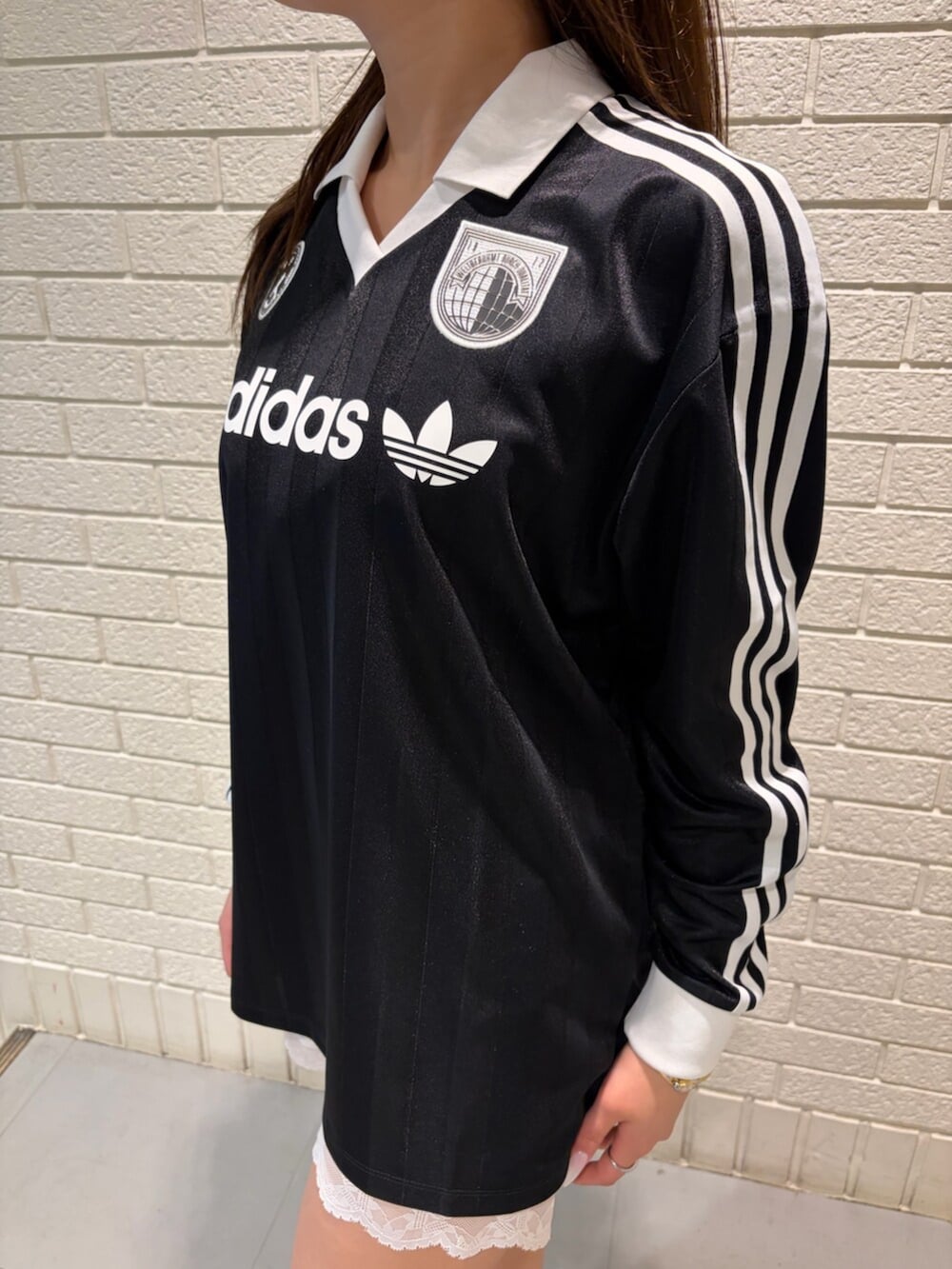 ホワイト系のその他パンツ、ピンク系のスニーカーを着用したレディースの春コーディネートの3枚目の写真