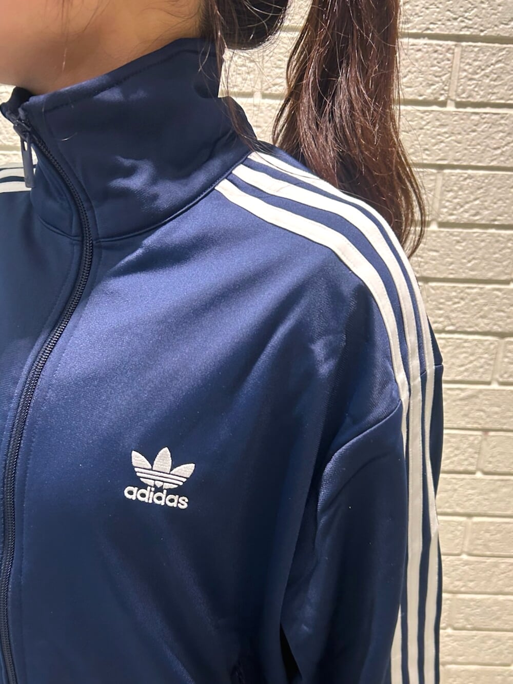 ブルー系のジャージ、イエロー系のスニーカーを着用したレディースの冬コーディネートの3枚目の写真