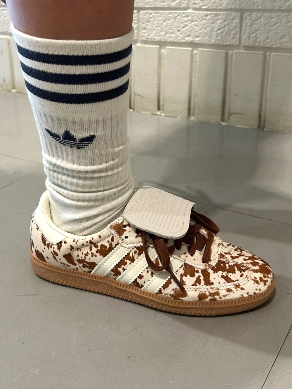 ホワイト系のその他パンツ、ホワイト系のスニーカー、ブルー系のトップスを着用したレディースの夏コーディネートの4枚目の写真