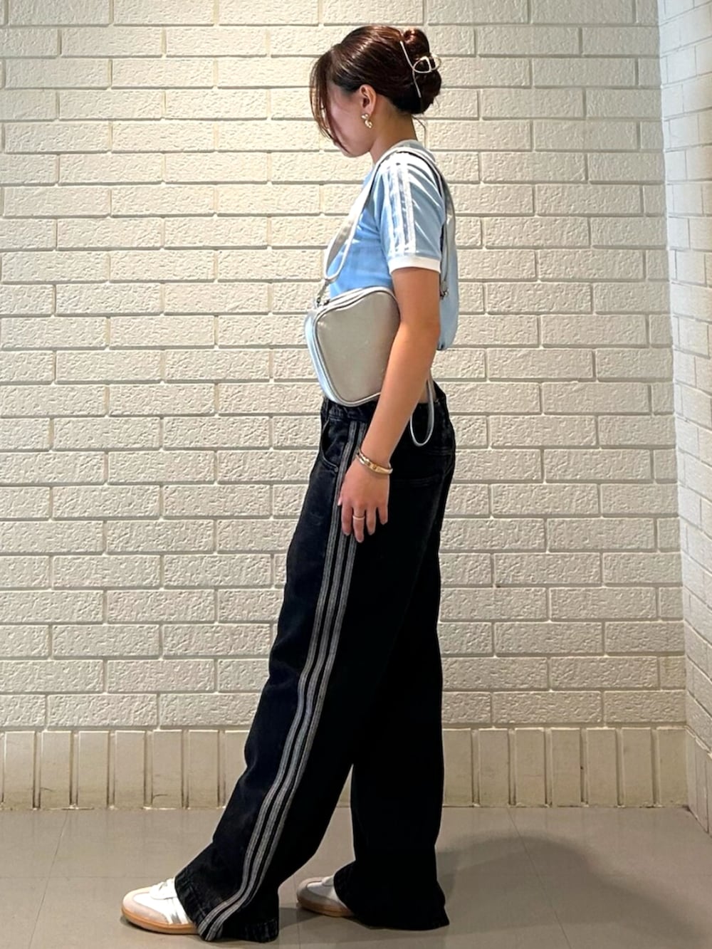 ブルー系のTシャツ/カットソー、ブラック系のデニムパンツ、ホワイト系のスニーカーを着用したレディースの夏コーディネートの2枚目の写真