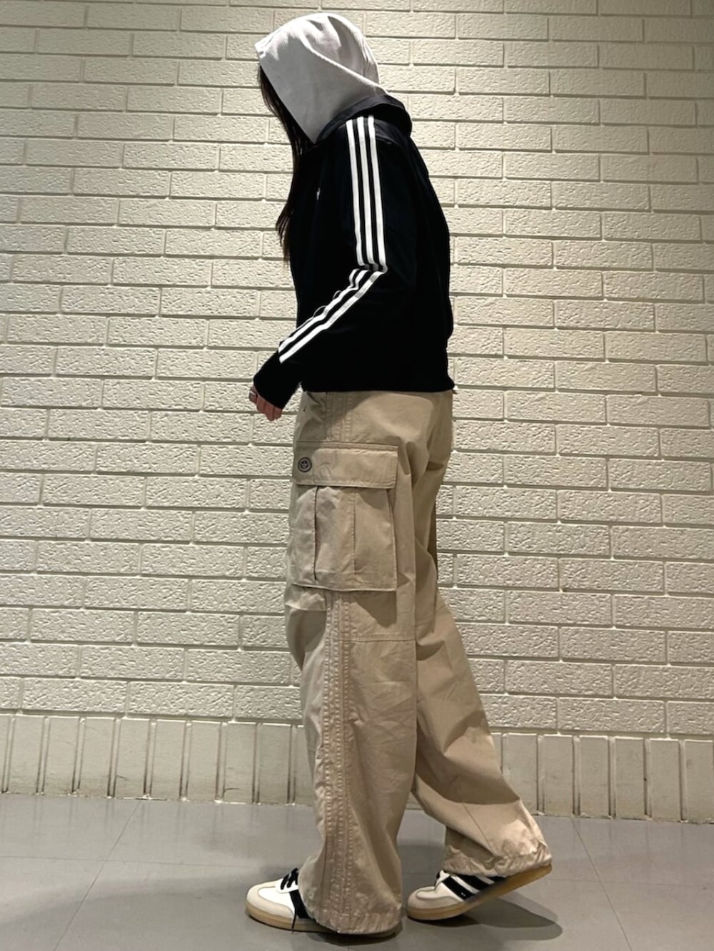 ベージュ系のその他パンツ、ブラック系のジャージ、ホワイト系のスニーカーを着用したレディースの冬コーディネートの2枚目の写真