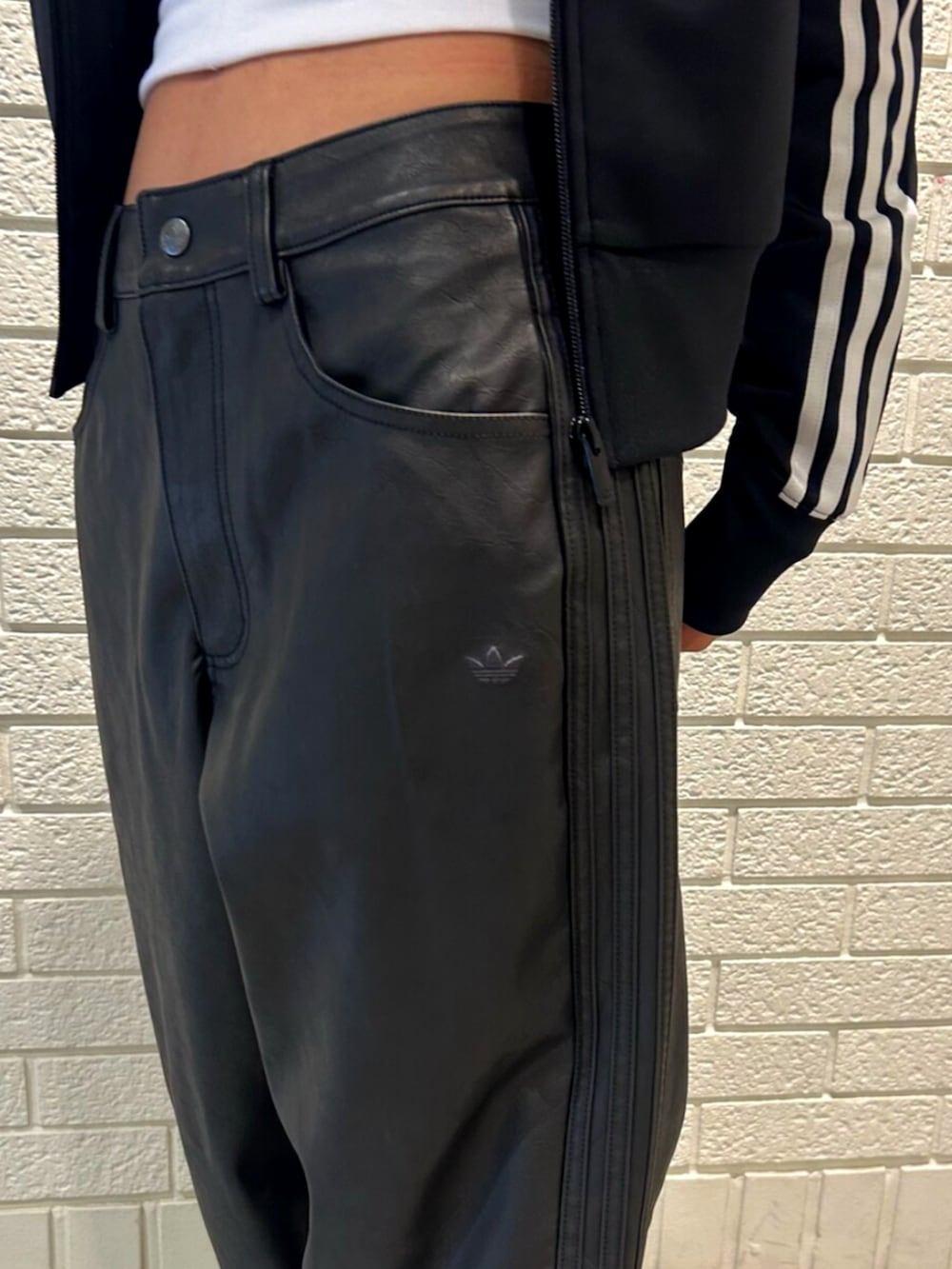 ブラック系のジャージ、シルバー系のスニーカー、ブラック系のその他パンツを着用したレディースの秋コーディネートの3枚目の写真