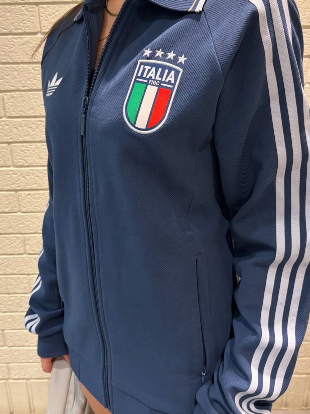 ブルー系のジャージ、シルバー系のスニーカーを着用したレディースの春コーディネートの3枚目の写真