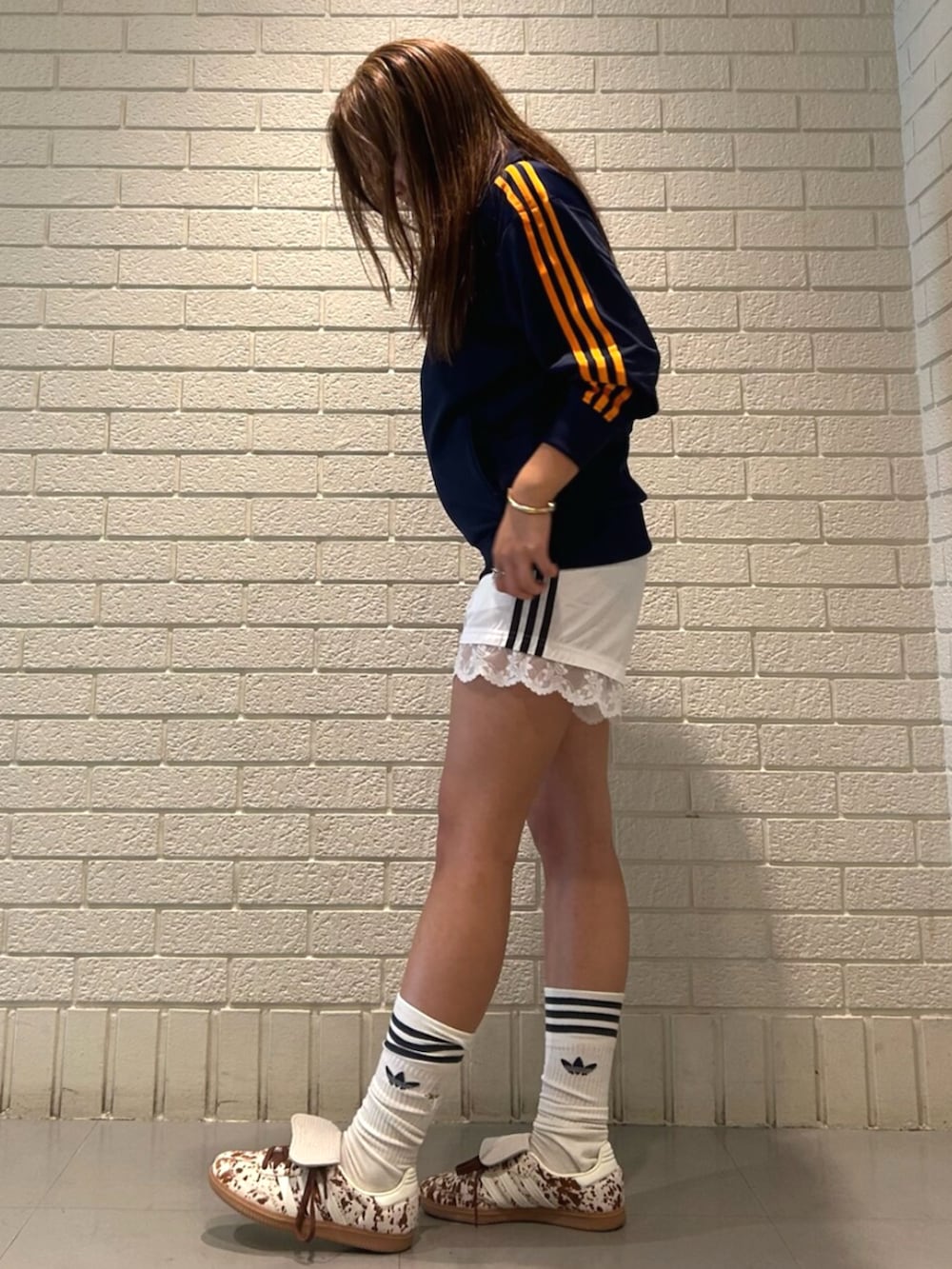 ホワイト系のその他パンツ、ホワイト系のスニーカー、ブルー系のトップスを着用したレディースの夏コーディネートの2枚目の写真