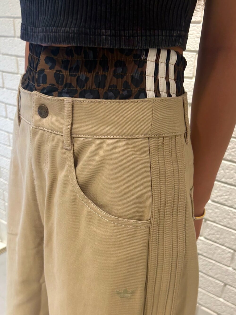 ベージュ系のその他パンツ、ホワイト系のスニーカーを着用したレディースの夏コーディネートの3枚目の写真