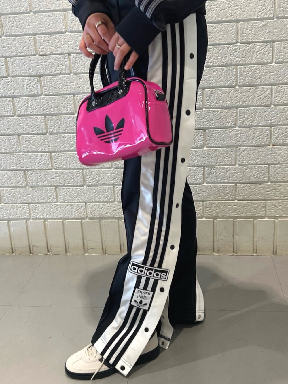 ブラック系のタンクトップ、ブラック系のデニムジャケット、ブラック系のその他パンツを着用したレディースの夏コーディネートの3枚目の写真