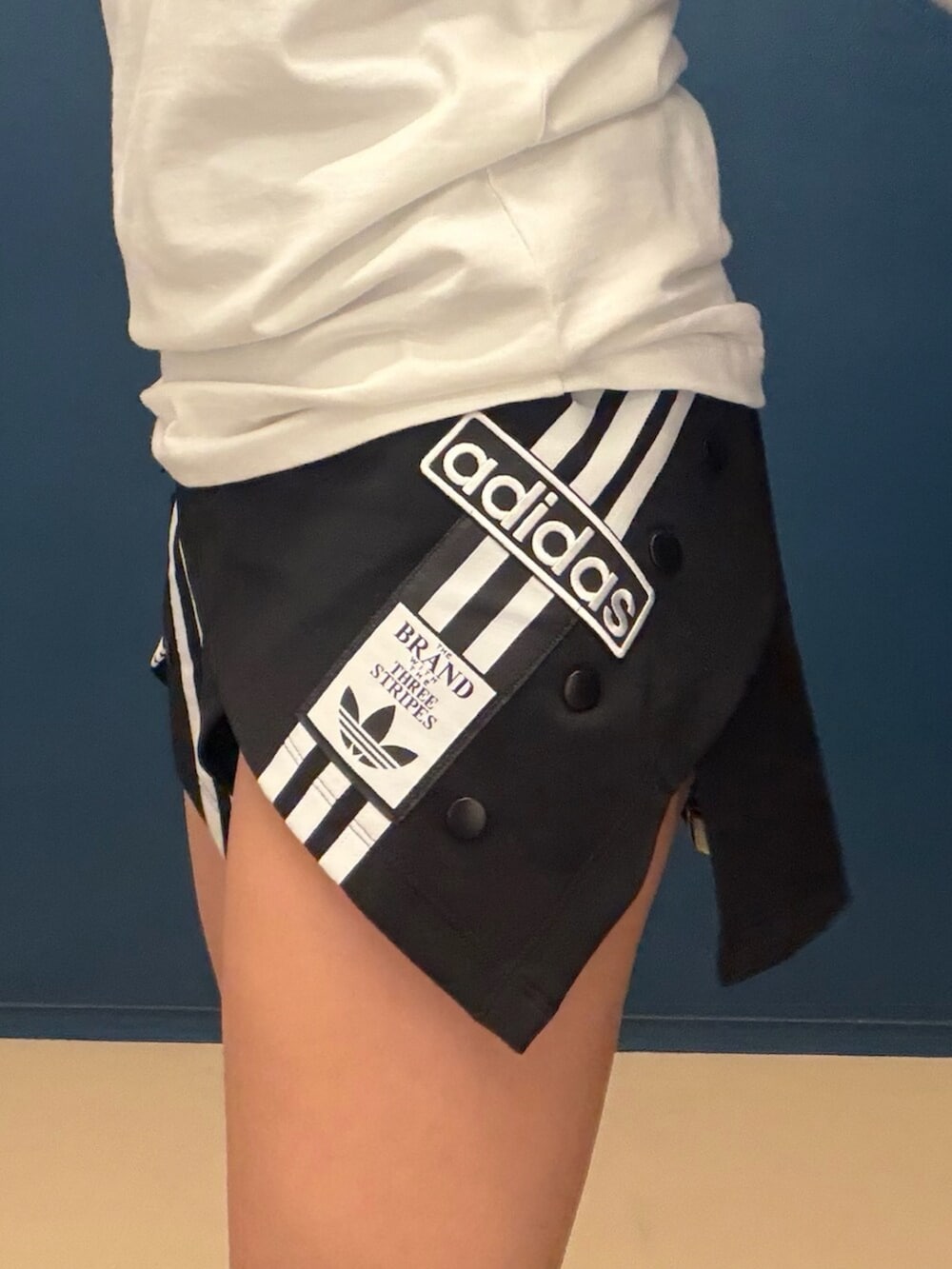 ホワイト系のTシャツ/カットソー、ブラック系のスカート、シルバー系のショルダーバッグを着用したレディースの夏コーディネートの2枚目の写真