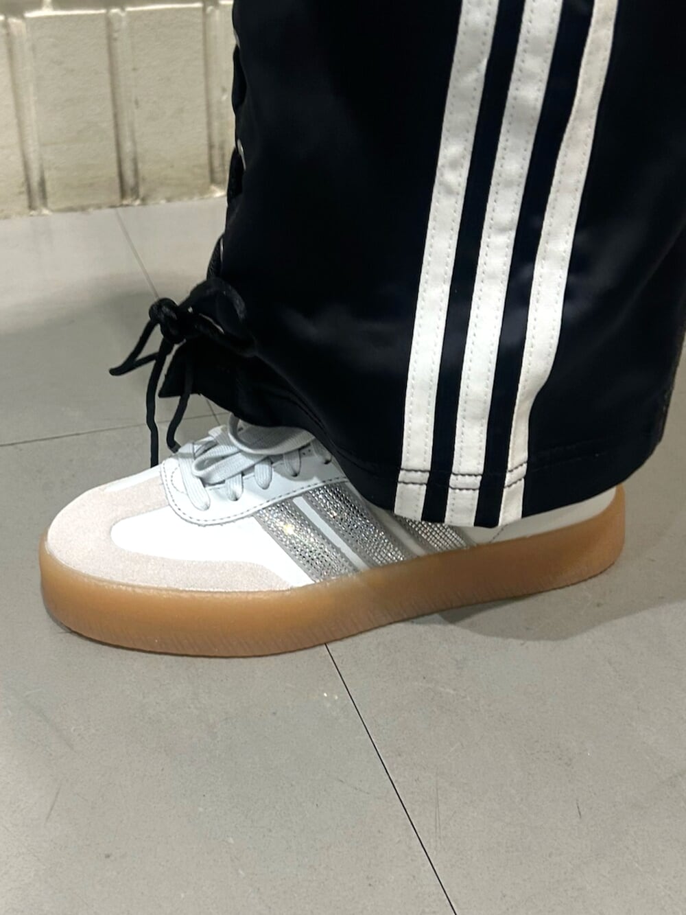 ホワイト系のスニーカー、ブラック系のその他パンツを着用したレディースの冬コーディネートの4枚目の写真