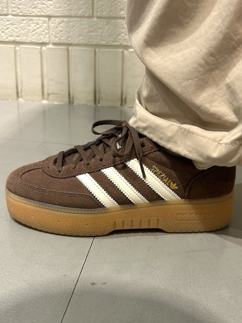 ホワイト系のTシャツ/カットソー、ベージュ系のその他パンツ、ブラウン系のスニーカーを着用したレディースの冬コーディネートの4枚目の写真