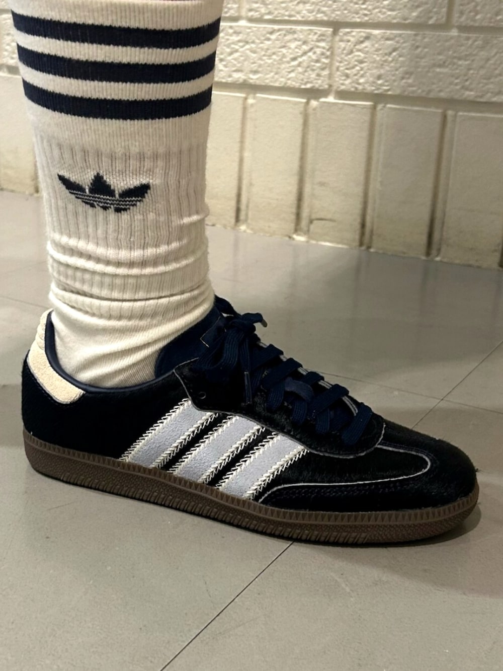 ブルー系のスニーカー、ブルー系のデニムスカートを着用したレディースの夏コーディネートの2枚目の写真