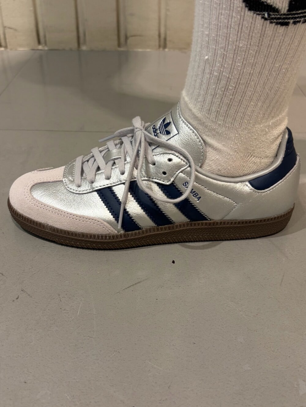 ブルー系のジャージ、シルバー系のスニーカーを着用したレディースの春コーディネートの4枚目の写真