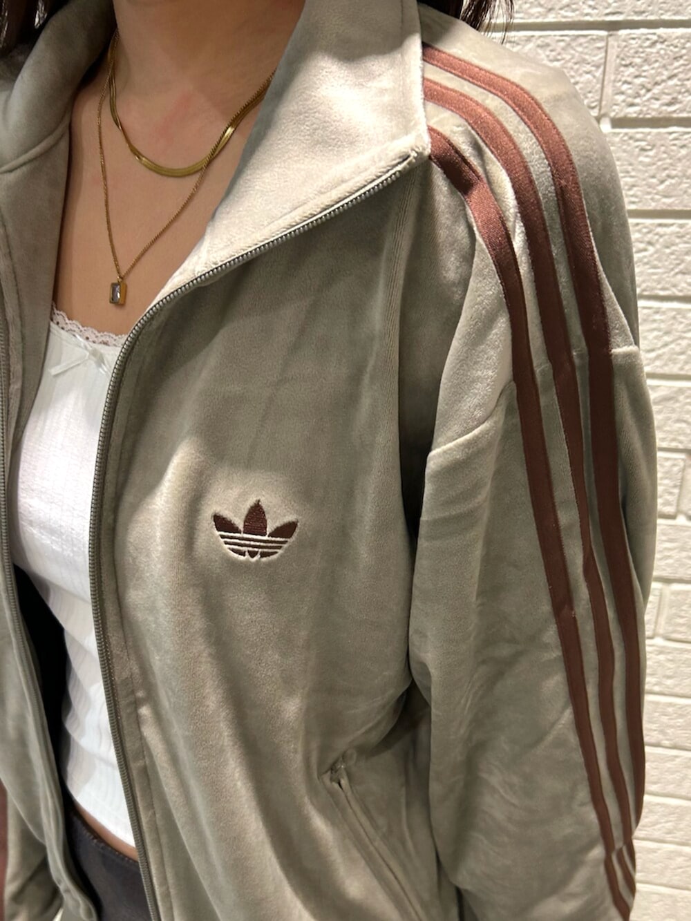 ベージュ系のジャージ、ホワイト系のスニーカーを着用したレディースの秋コーディネートの3枚目の写真