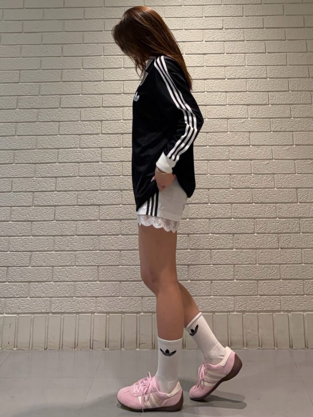 ホワイト系のその他パンツ、ピンク系のスニーカーを着用したレディースの春コーディネートの2枚目の写真